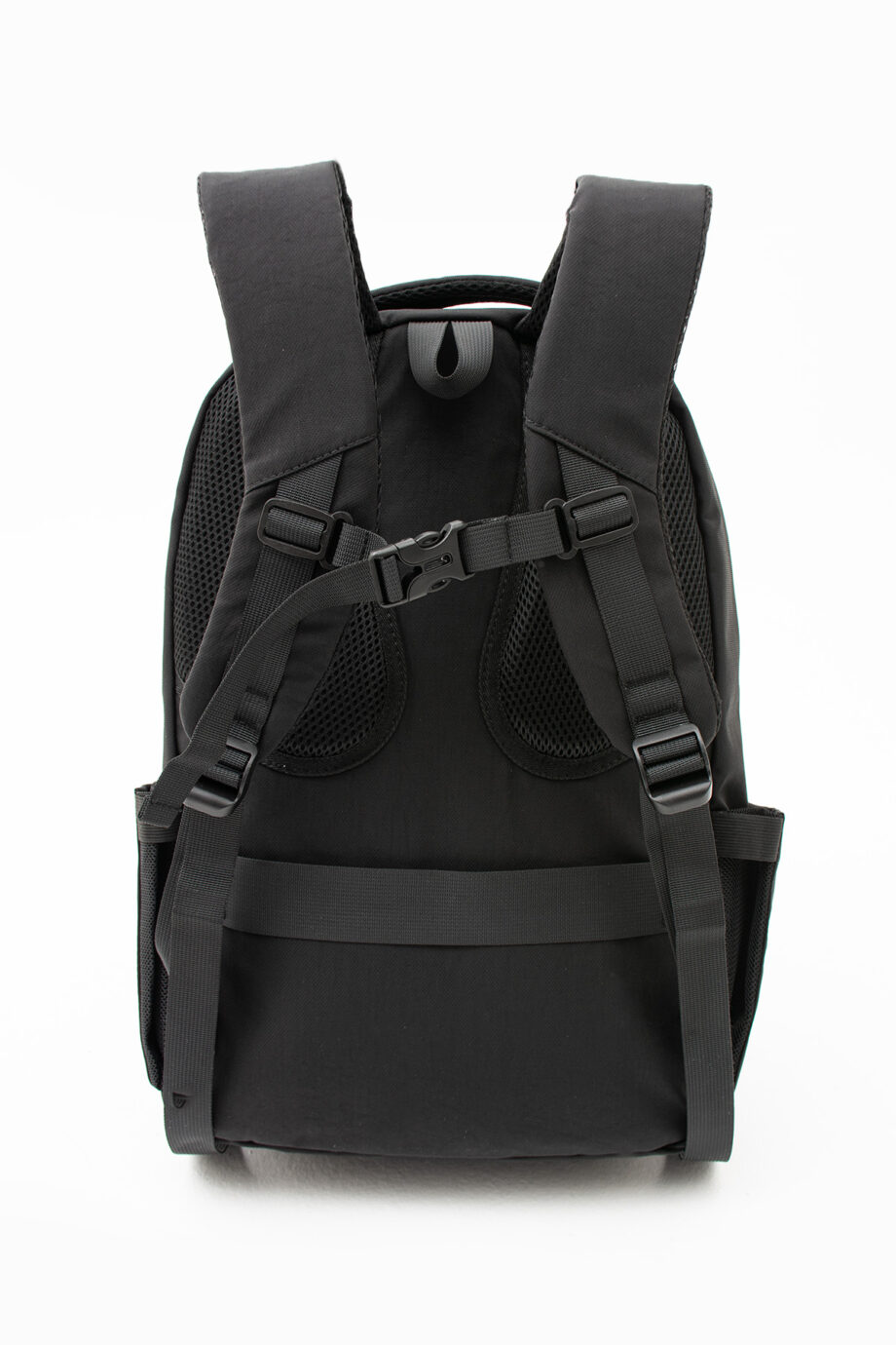 Adjustable shoulder straps on Sanmorris laptop backpack