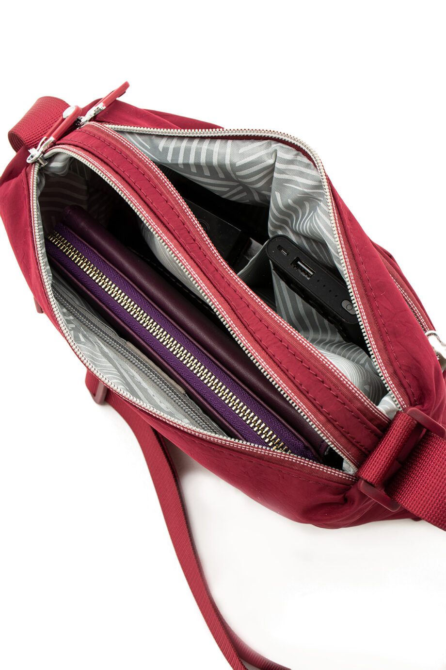 nside view of the Sanmorris crossbody bag, featuring organized compartments and high-quality lining for optimal storage.