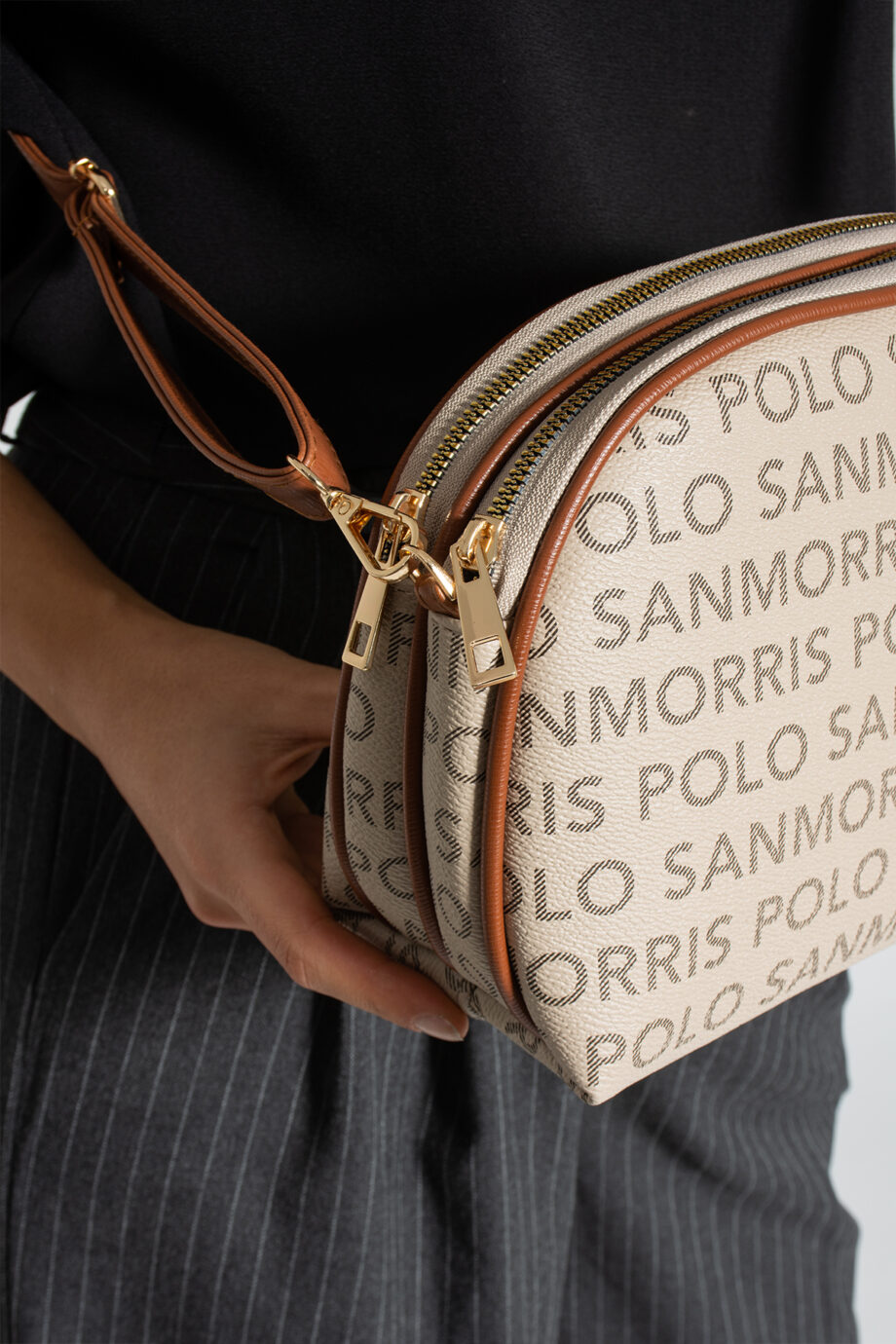 Detailed shot of the gold hardware on the Sanmorris crossbody bag, emphasizing its elegant design elements.